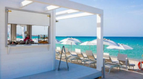 Villa Le Dune a few steps from the sandy beach of Maria Pia